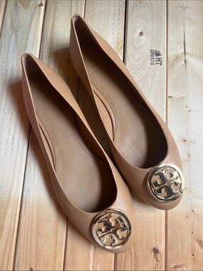 Tory Burch Neutral Tan Leather Logo Round-Toe Flats